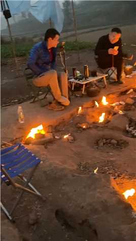 #带着微视去旅行 神奇的地火村火了这里的地下火燃烧了62年不灭，当地村民用它来烧水，煮饭，节约了煤气，你怎么看呢。