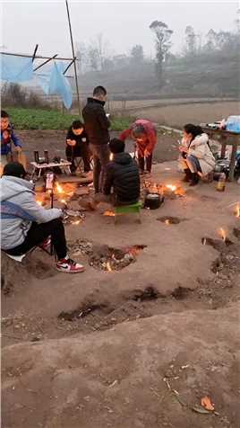 #带着微视去旅行 神奇的地火村火了这里的地下火燃烧了62年不灭，当地村民用它来烧水，煮饭，节约了煤气，你怎么看呢。