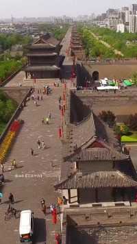 1谁能想到，几百年后“西安古城墙”，会出现自行车！全长13.74公里，中国现存规模最大、保存最完整的古代城墙，城墙比马路都宽，气势磅礴，非常壮观！