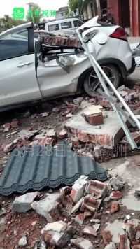 江西赣州一居民楼顶墙面疑因大风发生倾倒 汽车被砸损坏严重