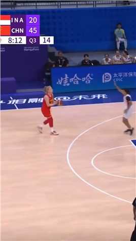 中国女篮49分再次大胜印尼！姚明终于笑了，真的和看男篮表情不一样啊！