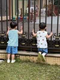 看他俩扒着幼儿园铁门不愿意走，我突然有点动摇让他们四岁再在上幼儿园的想法啦…你们娃都几岁去的幼儿园啊？#双胞胎 #知遇和知恩 #想上学的宝宝