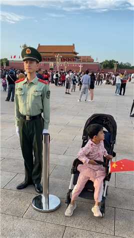 夫妻有急事把孩子推到兵可可身旁
中国军人是最值得信任的陌生人