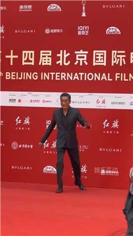 # 梁家辉 亮相北京国际电影节闭幕式红毯，他在影坛给观众留下众多经典角色，被称为千面影帝，真正的实力派演员！# 北京国际电影节 # 北京国际电影节闭幕式红毯 