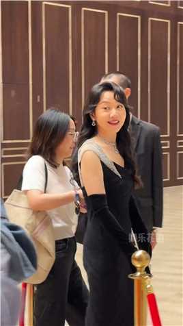  # 闫妮亮相北京国际电影节闭幕式，53岁的年龄这身材状态也太好吧！大波浪的姐姐好美！