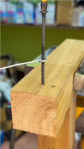 如何将铁丝牢牢的固定在木板上？采用两种不同的方法进行对比，一起看看不同效果吧！