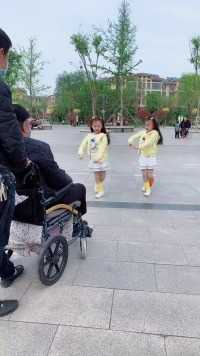 上一个为轮椅上陌生爷爷跳舞的视频火了，点赞孩子有正能量，很多人想看正面视角，不知道还会不会继续点支持