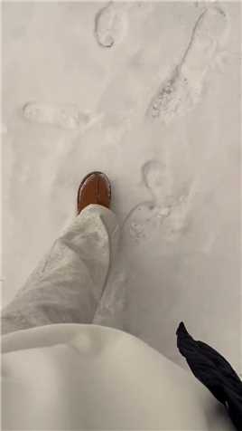 回复 @☘️的评论 开心收到姐妹的好评，这个雪地靴不过百的价格，大牛筋底防滑，真皮真羊毛的，暖呼呼的，下雪也不怕冷了#雪地靴 #羊毛雪地靴 #冬季必备 #冬季穿搭#冬天来了雪地靴安排起来.mp4



