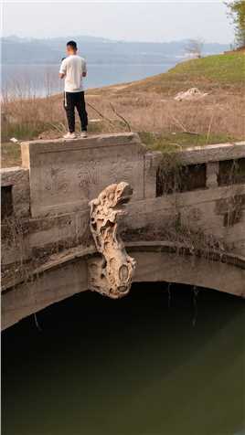 重庆涪陵·安澜桥，建于咸丰元年(1851年)，龙头镂空雕刻栩栩如生，龙珠和斩龙剑已不知去向，感叹古人精湛的技艺。古桥历史古迹