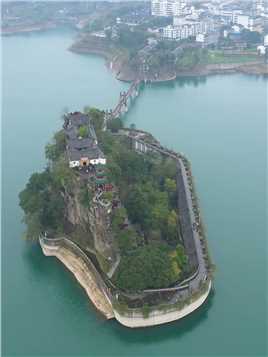 长江盆景，重庆石宝寨，被誉为世界八大奇异建筑之一，已屹立江心400余年。旅行推荐官重庆美好推荐官航拍