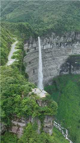 重庆马尿水瀑布，高达200余米，远比庐山瀑布壮观，若当年李白来到这里，会写出怎样的诗句？旅行推荐官瀑布美景航拍中国
