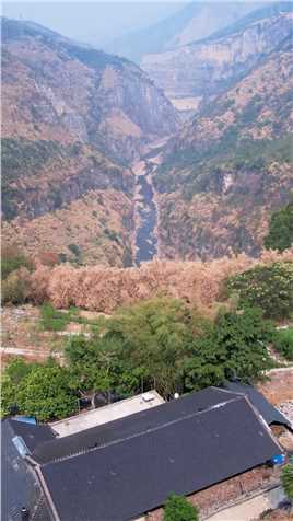 罕见的干旱，重庆大溪河几乎断流。大溪河有三个峡：犁箢峡、花园峡和谷雨峡，风光优美，十里画廊。