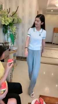 仔细看老爸的手 有小动作，绝对故意的