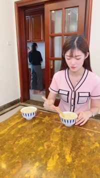 今天老公不在家，婆婆就给我煮面条吃虐待我，我要整整婆婆，没想到…