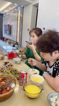 今天爸爸妈妈来婆婆家了一起吃饭，感觉四位老人最近都老了很多，就小金刚胖了