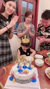 今天是我儿子的生日，希望大家能给个祝福