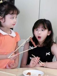 夹花生米的最高境界#人类幼崽 #超有爱 #骗你生女儿 #萌娃 #姐俩日常