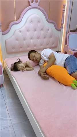 这爹也太不靠谱了，竟然把女儿当枕头垫了，看把闺女委屈的。。。


