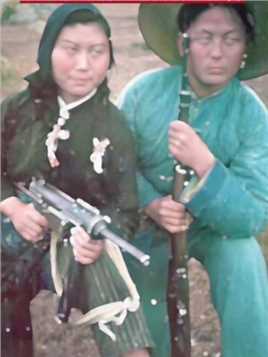 1949年长江流域，照片中她们是真实的游击队员，虽然武器装备比较杂乱，但战斗力绝对是不容小觑的。在看他们的神情坚毅，看不出一丝的胆怯！这就是最真实的女游击队员的形象