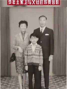 王家卫出生于上海，5岁的时候跟随父母移居香港，毕业于香港理工学院美术设计系。这张合影中的王家卫看起来很有灵性，长得也很清秀可爱，和后面“墨镜王”的形象大不相同