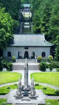 南岳是纪念抗日阵亡将士的大型烈士陵园，位于湖南省衡阳市南岳衡山，向英烈们！