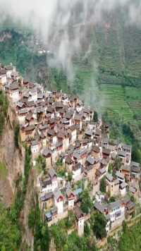 你敢相信吗？在云南丽江竟然有一个三面悬崖的村庄，距今已有700多年历史的，在一块仅0.5平方公里的悬崖巨石上，住着108户人家！