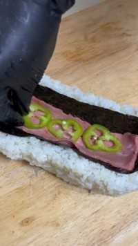 厌倦了外面的勾心斗角，就回到我身边，我给做你培根寿司饭吃