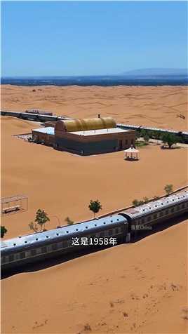 1958年，中国第一列穿过沙漠的蒸汽火车，像一条巨龙一样，沉沦在沙漠之中
