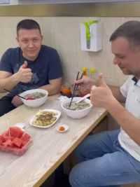 俄罗斯人吃广东原味汤粉 来自俄罗斯顾客的认可，说好吃#烟火气小店