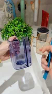 自带牙刷收纳仓的漱口杯，还能沥水，这样杯里就不会存水，干净卫生颜值也在线