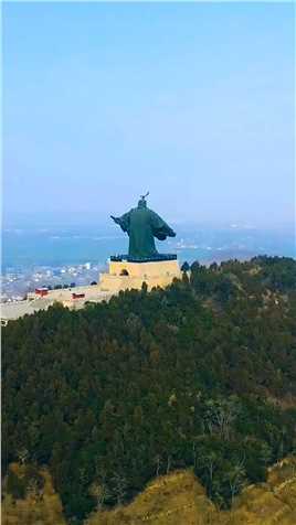  全国最大皇帝雕像，“汉武帝”高21.5米，寓意着西汉统治215年，汉武帝在位时间长达55年，是汉王朝在位时间最长的皇帝，也是功绩最卓著的一位。