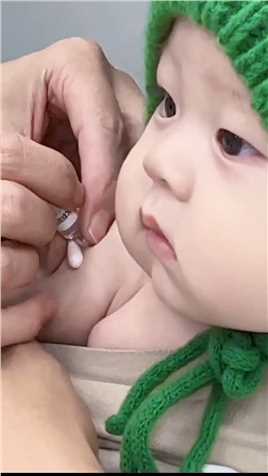 五个月宝宝打疫苗，音乐都准备好了，怎么和想象的不一样呢，这是个勇敢的宝宝#人类幼崽#人类幼崽迷惑行为大赏#宝宝打疫苗记#萌娃#宝宝日记