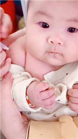 五个月宝宝打疫苗居然不哭，震惊！！#人类幼崽#人类幼崽迷惑行为大赏#打防疫针的小盆友#勇敢的宝宝#宝宝打疫苗记