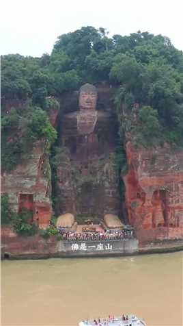 全球最大的摩崖石刻雕像，，通高71米，三代工匠历时90余年建成，距今已有1300多年历史。