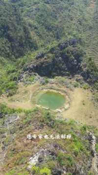 太神奇了，在广西天南村的山顶之上，发现一个神秘水潭，数百年来，水潭里面的水从未减少过，地处海拔800多米的山顶，水又是从何而来？#旅行大玩家#水潭#神秘
