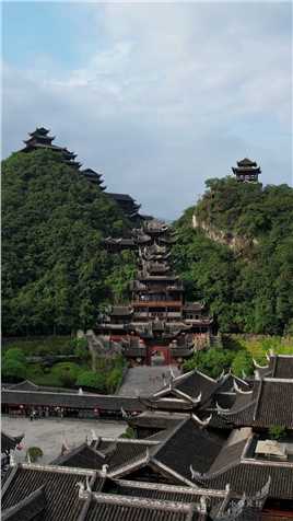 这里就是中国最大的苗族建筑群“蚩尤九黎城”，拥有三项世界之最，见证千年苗族文化，你有来过吗？旅行大玩家古建筑之美蚩尤九黎城