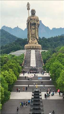 安徽九华山地藏王菩萨铜像，总造价十五亿，耗时十年建成，通高九十九米，寓意着九九归一。地藏王菩萨旅行推荐官九华山