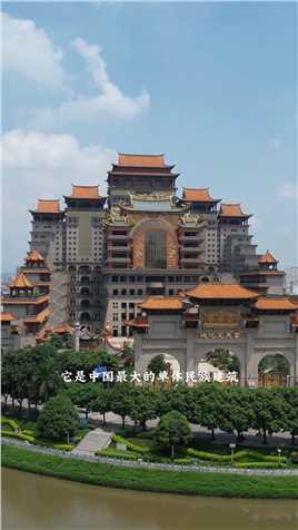 他是中国最大的单体建筑，花费将近30个亿，耗资20年，打造出一座堪比布达拉宫的神秘宫殿，它就是广西玉林的。