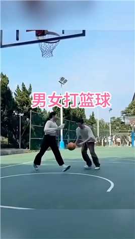 男女打篮球，女子气的四脚朝天