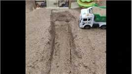 送沙子去咯……哎呀过不去了 #挖土机玩具 #挖掘机玩具 #工程车玩具 #玩具车 #小汽车 #工程车模型