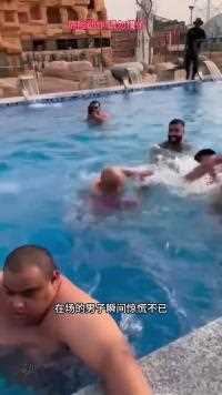 老虎游入游泳池 男子惊恐万分