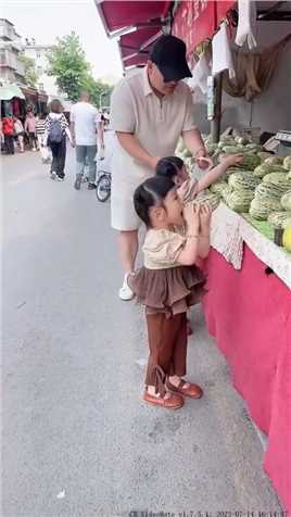 刚到菜市场爸爸正忙着和姐姐挑瓜，妹妹拿起甜瓜就啃，可把老板高兴坏了