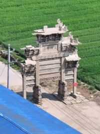 在山西临汾洪洞县的农村里也可以见到如此高大精美的古牌坊。#探索发现 #这里是山西 #古建筑 #旅行大玩家