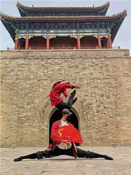 山河壮气赤焰红，古城上下尽华章。#中国舞#古典舞#国风合伙人#双人舞