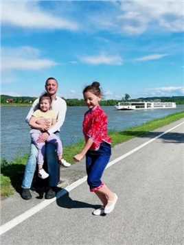 天气好，带着两个娃儿河边走走，看着河中有船儿，女儿即兴跳起来了舞蹈#爱跳舞的小姑娘 #乌苏里船歌 #跟着节奏嗨起来