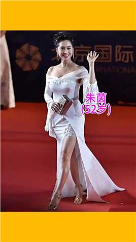 52岁的朱茵在电影节上走红毯的照片 