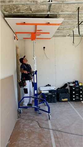 老外发明的吊顶升降机，节省人工，一个人就能铺完一间房#搞笑 #奇闻 #搞笑段子 #社会 