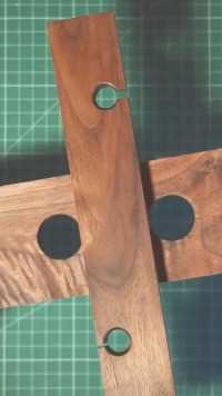 张师傅的木块十字架辅助工具，切割木块相当顺畅！