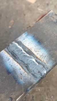 张师傅给两块铁块做拼接，焊接过程要开出一道凹槽！
