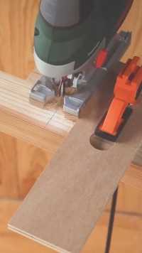 两块带圆孔的木块，能够很好的辅助切割木块！